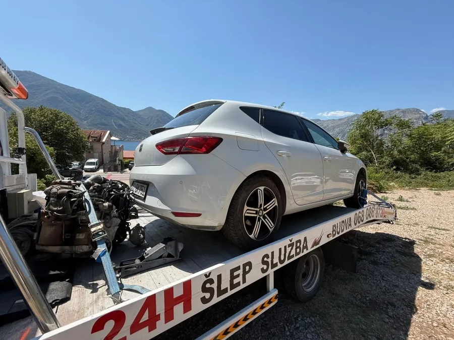 Seat Leon i motor na platformi, transport iznad Boke Kotorske