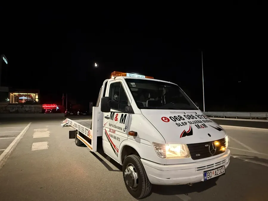 Šlep vozilo M&M Budva sa uključenom rotacijom tokom noćne intervencije