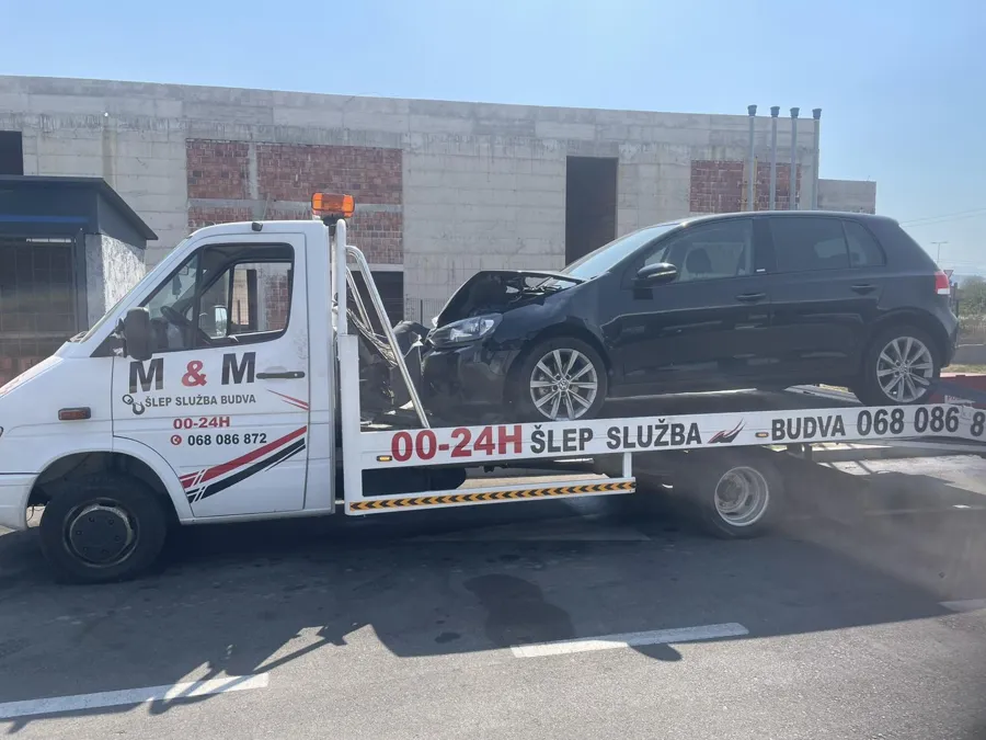 Havarisani Golf nakon sudara na platformi šlep vozila M&M