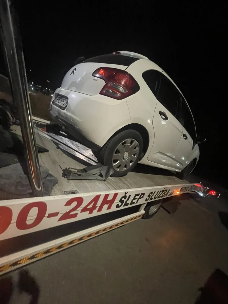 Citroën utovaren na platformu tokom noćne intervencije