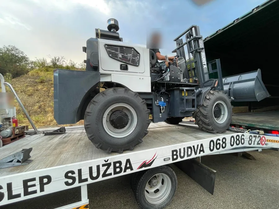 Transport utovarivača na platformi šlep vozila M&M Budva